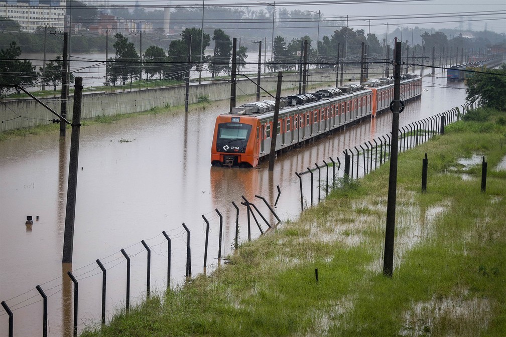Trem da linha 9-Esmeralda é visto parado no meio da enchente próximo a estação Villa Lobos-Jaguaré, na Zona Oeste de São Paulo — Foto: Aloisio Mauricio/Fotoarena/Estadão Conteúdo