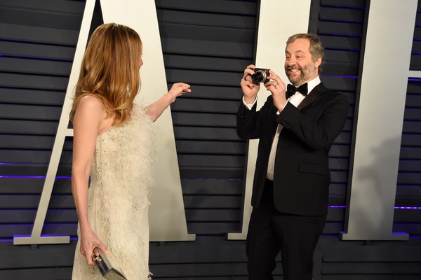 O diretor Judd Apatow fotografando a esposa, a atriz Leslie Mann, em festa pós-Oscar 2019 (Foto: Getty Images)