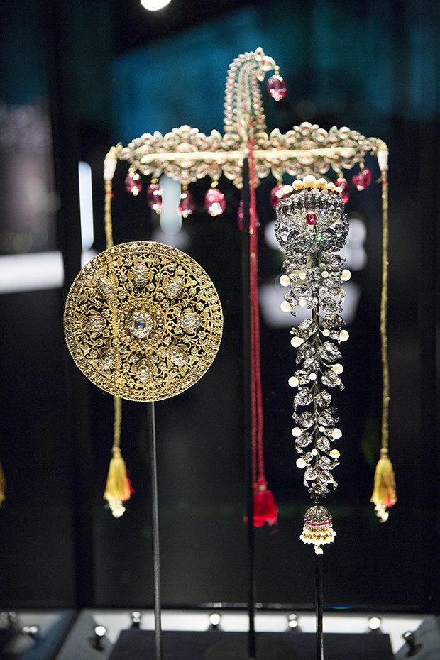 Hair and turban ornaments heavily embellished with precious jewels, 1850 to 1910 (Foto: Bejewelled Treasures: The Al Thani Collection, Servette Overseas Limited 2014 Victoria & Albert Museum. Photograph Prudence Cuming Associates Ltd)