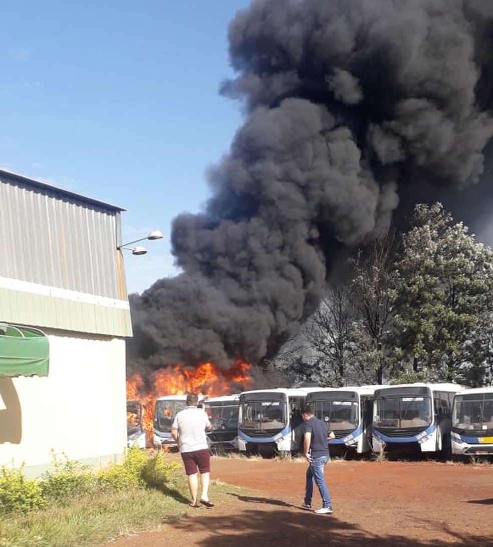  Sete ônibus do transporte de Santa Cruz do Rio Pardo pegam fogo na garagem — Foto: Arquivo pessoal