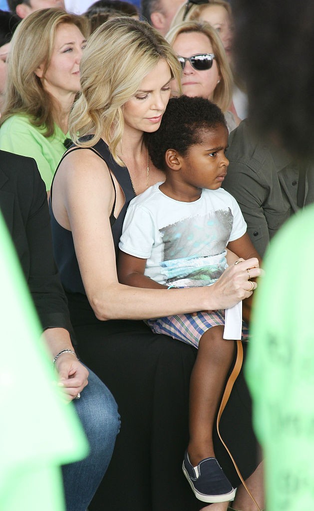CENTURY CITY, CA - APRIL 18:  Charlize Theron and Jackson Theron attend the generationOn West Coast Block Party held at Fox Studio Lot on April 18, 2015 in Century City, California.  (Photo by Michael Tran/FilmMagic) (Foto: FilmMagic)