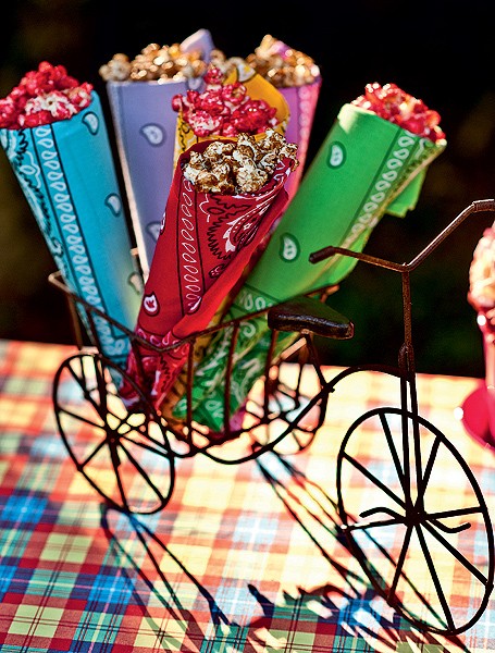 A pipoca doce vem em cones forrados com bandanas. Para dar ainda mais charme, as porções foram dispostas em uma bicicletinha em miniatura, feita de ferro (Foto: Ricardo Corrêa/Casa e Jardim)