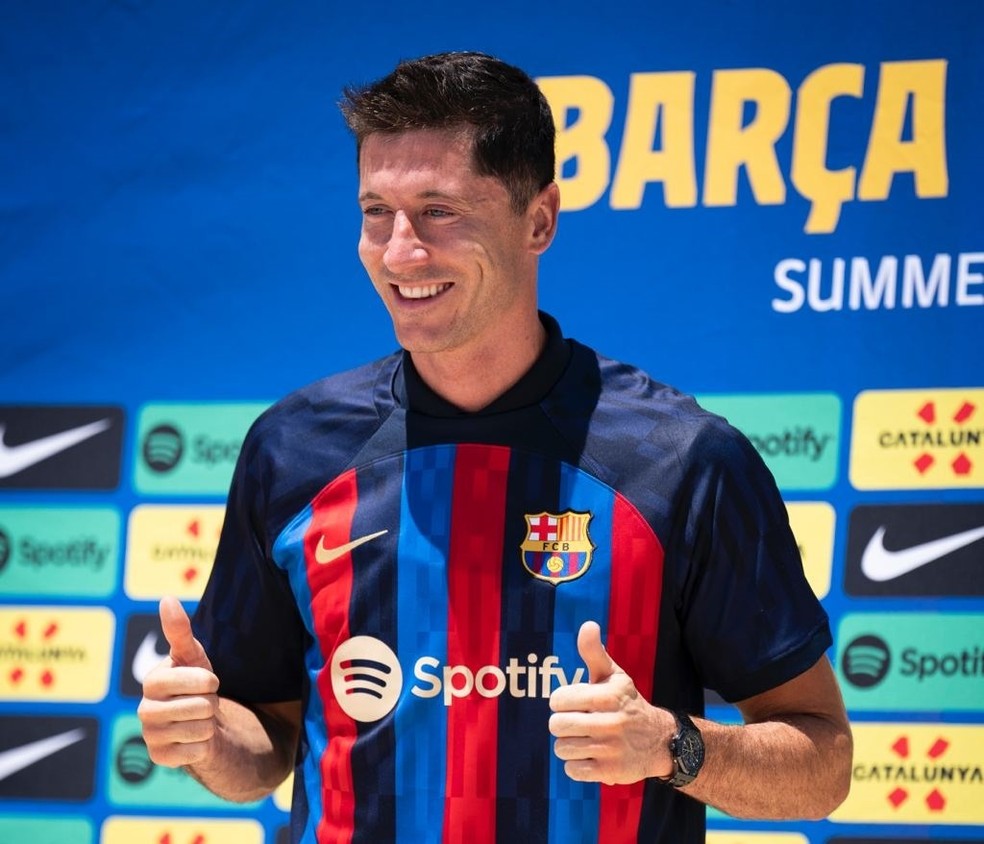Lewandowski posa com a camisa do Barcelona — Foto: Divulgação/Barcelona