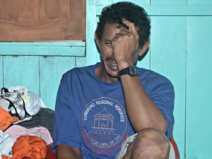 Pai de Francisco Maian Santana da Costa lamenta a morte do filho (Foto: Adelcimar Carvalho/G1)