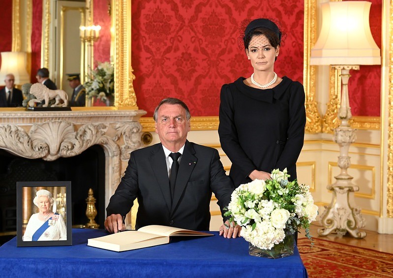  Bolsonaro, ao lado da primeira-dama Michelle Bolsonaro, assina livro de condolências no funeral da Rainha Elizabeth II, em Londres