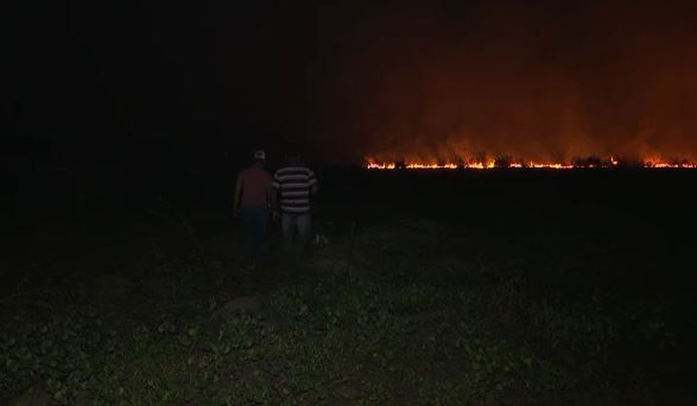 Moradores acompanharam chamas para que nÃ£o atingissem outra Ã¡reas  â€” Foto: ReproduÃ§Ã£o/Rede AmazÃ´nica Acre 