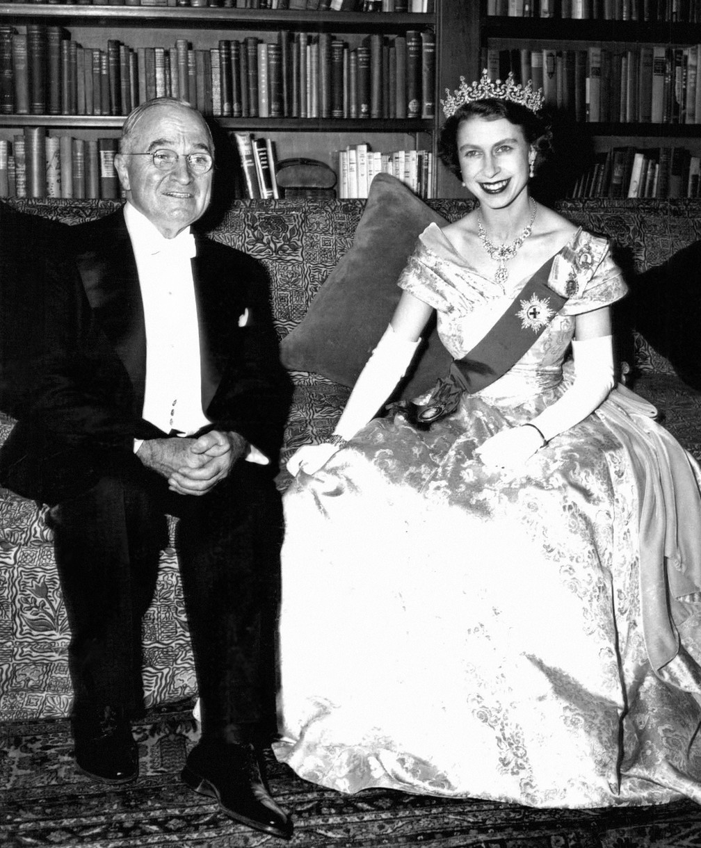 A então princesa Elizabeth e o presidente dos Estados Unidos, Harry Truman, em foto de novembro de 1951. — Foto: ASSOCIATED PRESS