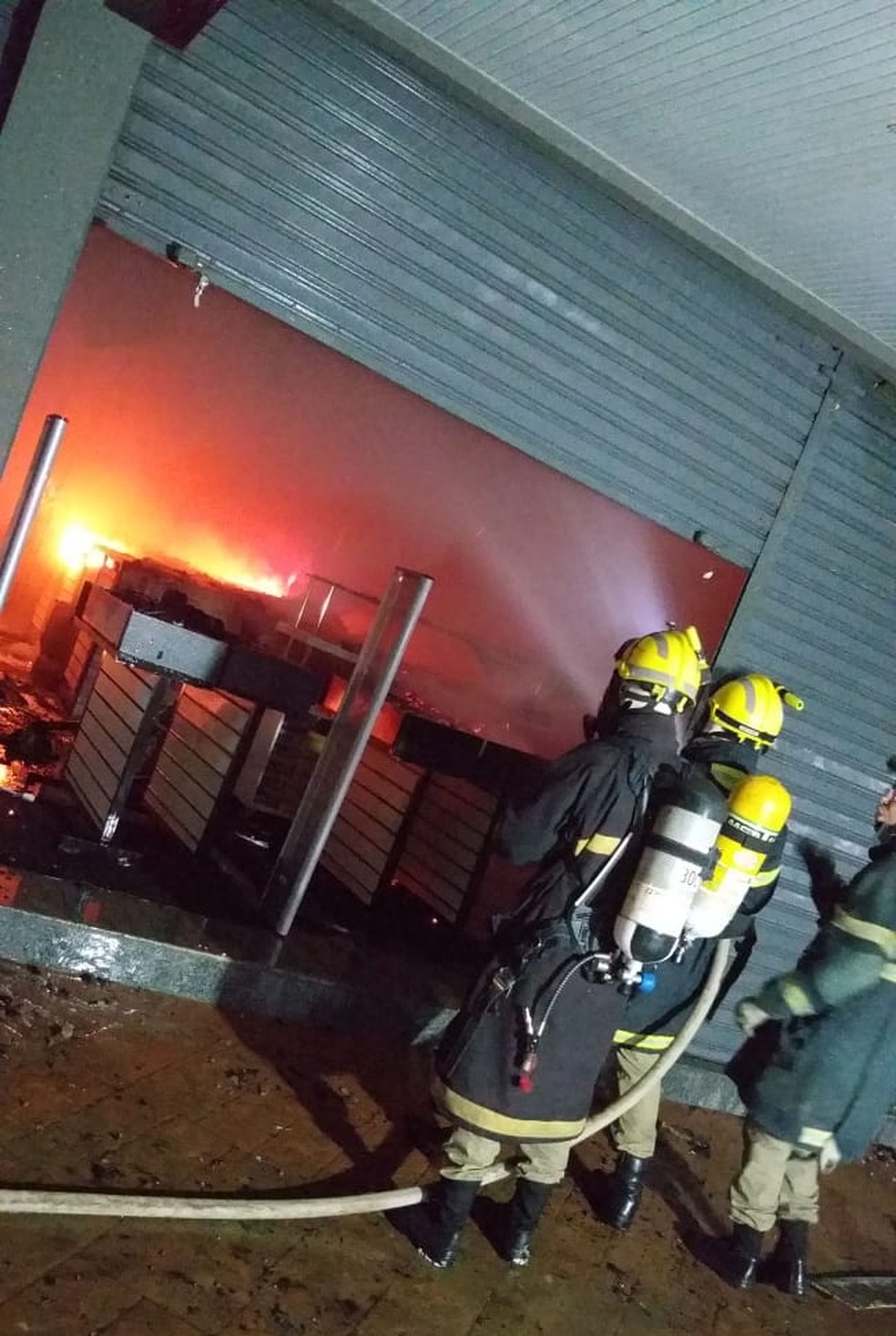 Incêndio atinge lojas no Centro de Rio Branco nesta quinta-feira (7) — Foto: Divulgação/Corpo de Bombeiros do Acre