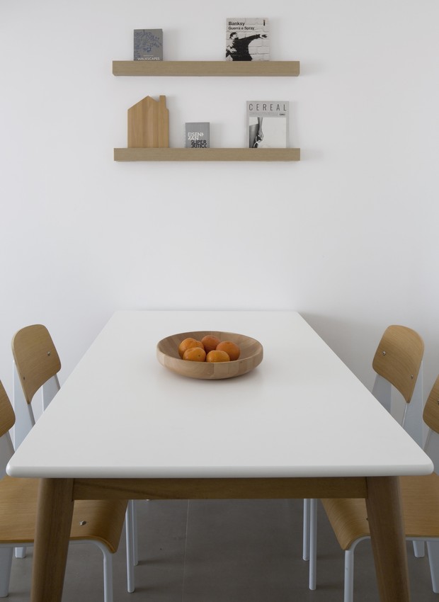 Como o restante do apartamento, a sala de jantar é minimalista com os poucos móveis desenhados pelo escritório Apó Arquitetura (Foto: Divulgação)
