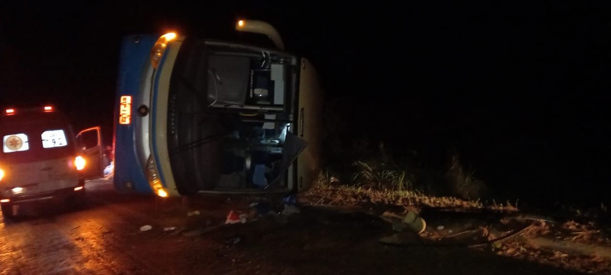 Ônibus tomba na BR-251, deixa uma criança morta e pelo menos 19 feridos no Norte de MG