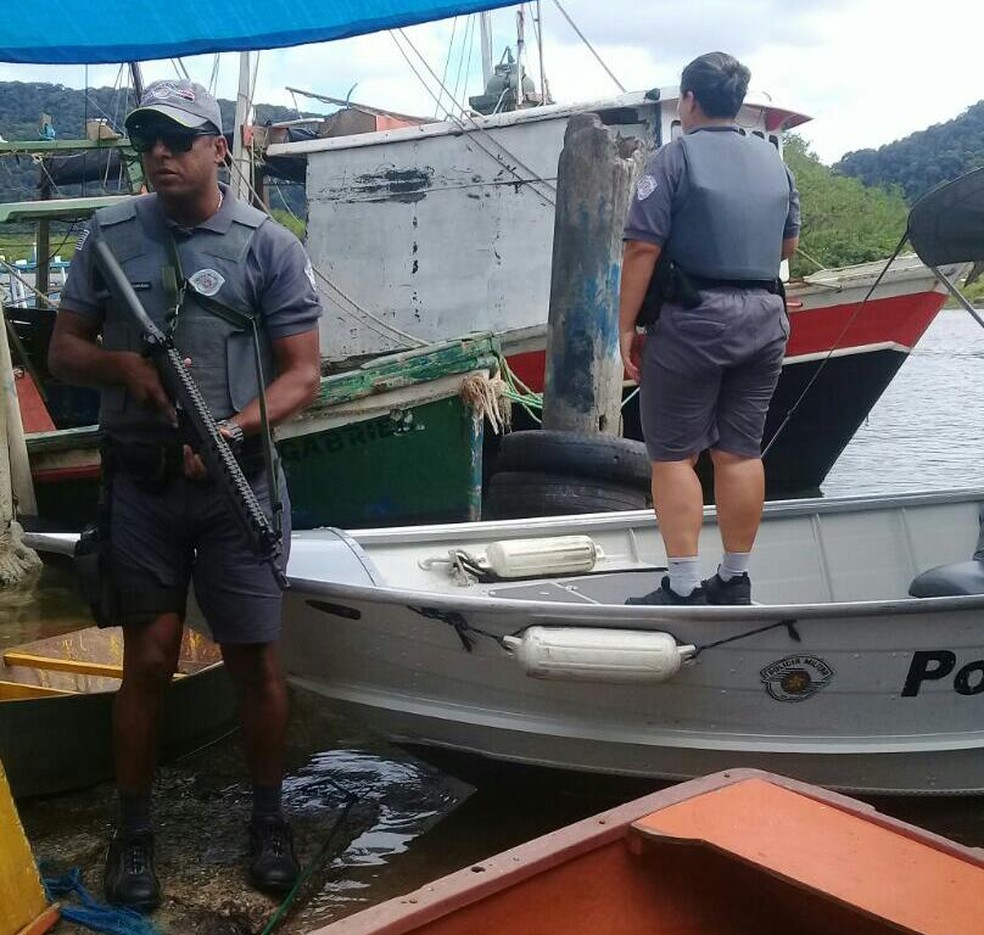 Equipes da Polícia Ambiental localizaram a embarcação suspeita (Foto: Divulgação/Polícia Militar Ambiental)