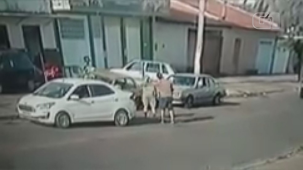 Homem e mulher discutem por vaga de estacionamento em Franca (SP) — Foto: Redes sociais/Reprodução