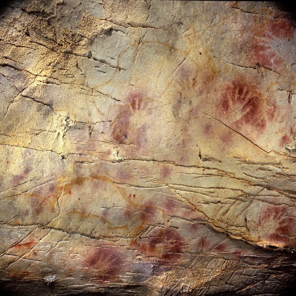 Imagem da Caverna El Castillo, Espanha. Os pontos vermelhos representam a arte rupestre mais antiga conhecida na Europa e foram feitas há quase 42.000 anos.  (Foto: Paul Pettitt, Gobierno de Cantabria)