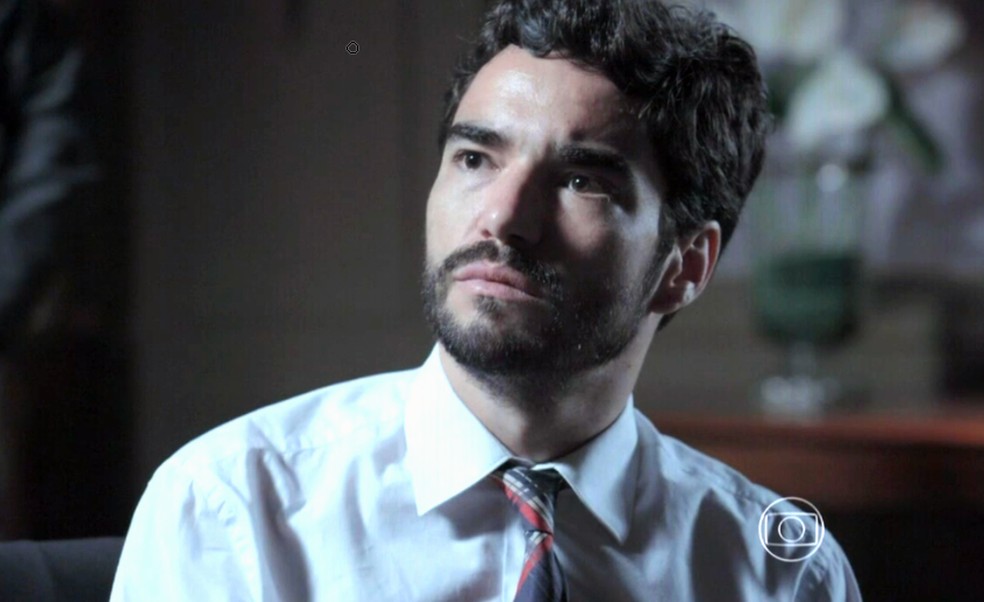 José Pedro (Caio Blat) fica surpreso com resultado do exame de DNA que revela quem é o seu pai - 'Império' — Foto: Globo