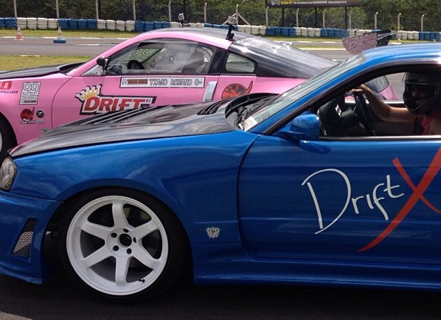 Carro azul de Fiuk é adaptado para a prática do drift (Foto: Reprodução/Instagram)