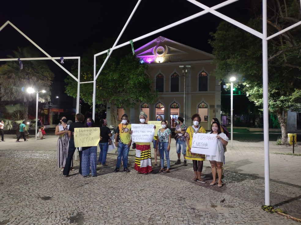 Manifestantes fazem ato contra escolha da ex-BBB Gyselle para o papel de Esperança Garcia — Foto: Ravi Marques /TV Clube