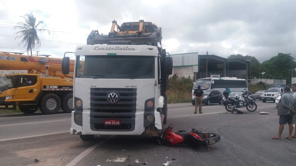 Motociclista morreu ao bater em carreta que transportava trator na BR-304, no RN (Foto: Divulgação/ PRF)