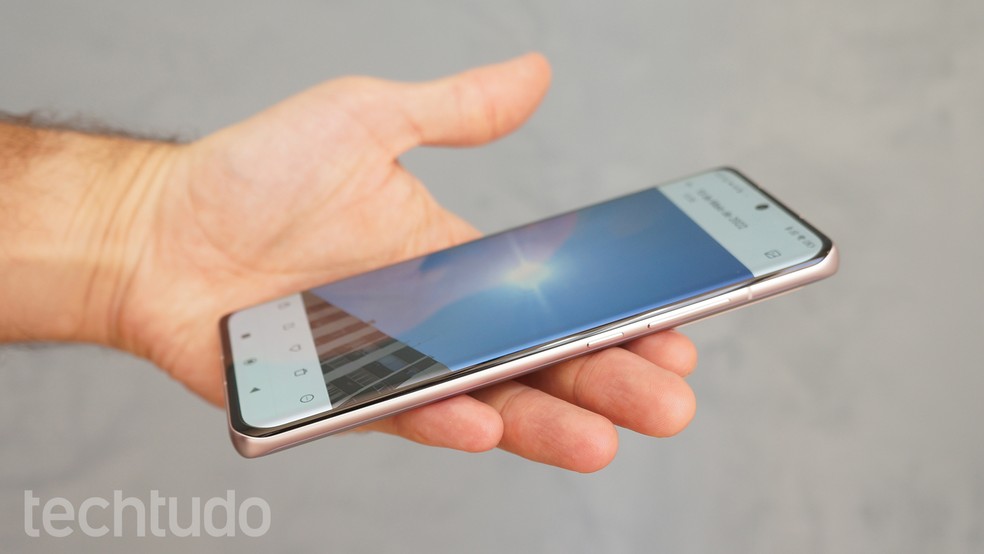 Xiaomi 12 tem vidro com bordas arredondadas — Foto: Thássius Veloso/TechTudo