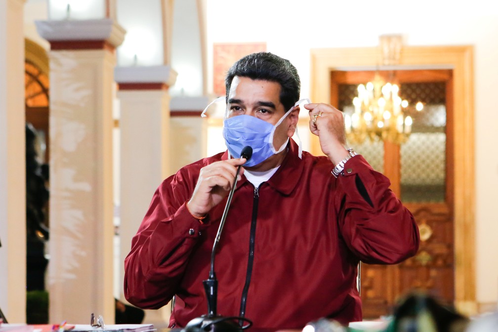 Nicolás Maduro veste máscara durante discurso no Palácio de Miraflores, em Caracas (Venezuela), na terça-feira (13) — Foto: Miraflores Palace/Handout via Reuters