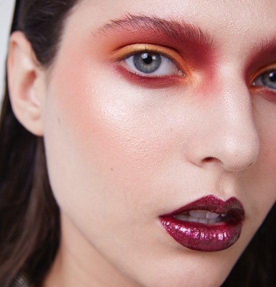 Maquiagem de Ano Novo: sombra colorida + bold lips (Foto: Reprodução Instagram @rafaellacrepaldi)