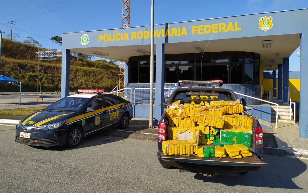 PRF aprende cerca de 360 kg de maconha na Fernão Dias, em Santo Antônio do Amparo, MG — Foto: Polícia Rodoviária Federal