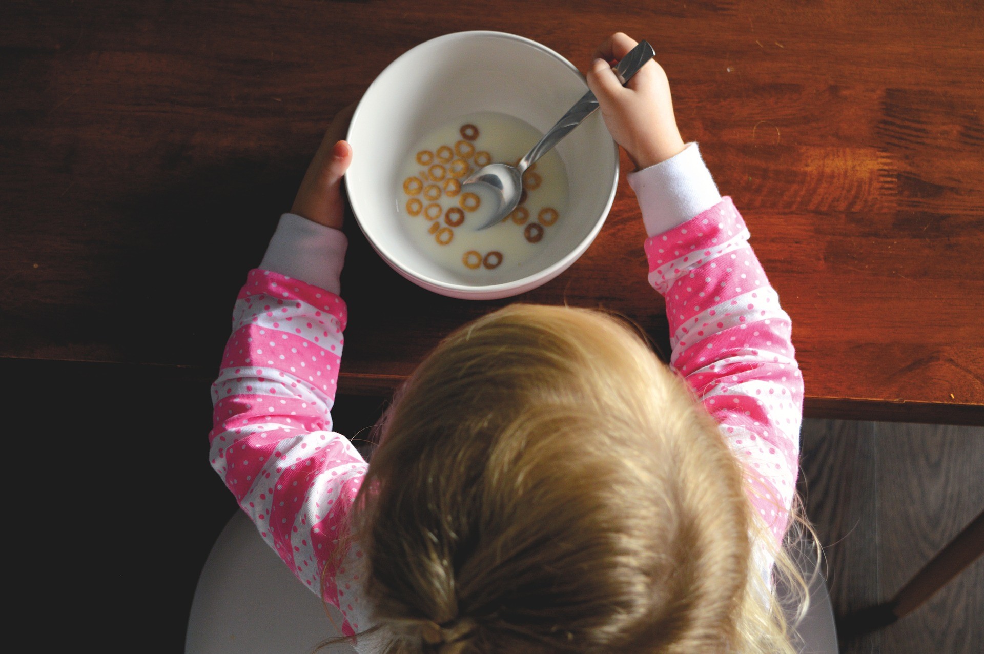 criança comendo cereal (Foto: Pixabay)
