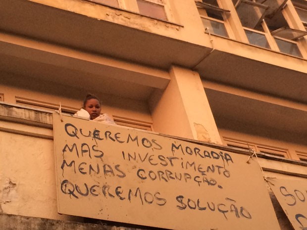 Moradores ocupam prédio no Flamengo (Foto: Matheus Rodrigues/G1)