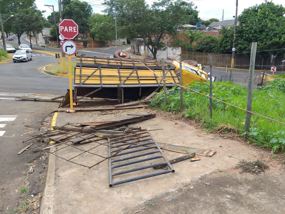 Ao tentar contornar rotatÃ³ria, caminhÃ£o tombou no Jardim SÃ£o Bento â Foto: Heloise Hamada/TV Fronteira
