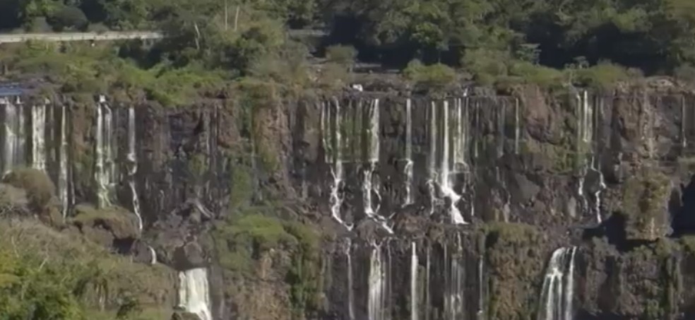 Por causa da estiagem, Cataratas do Iguaçu registram a menor vazão de água do ano — Foto: Reprodução/RPC 