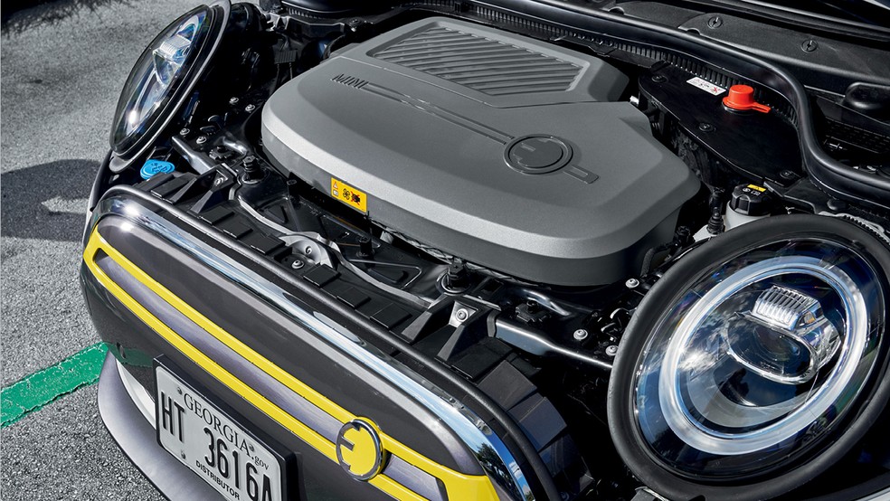 Mini Cooper S E - Motor elétrico tem 184 cv e 27,5 kgmf de torque enviado às rodas instantaneamente, o que confere agilidade ao Mini — Foto: Divulgação