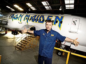 Bruce Dickinson, em frente ao avião que pilota nas turnês dos Iron Maiden (Foto: Divulgação/Site do artista)