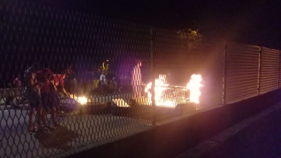 Manifestantes colocam fogo e fecham trecho da BR-101, em Casimiro de Abreu, no RJ — Foto: Fernanda Gomes/Arquivo pessoal