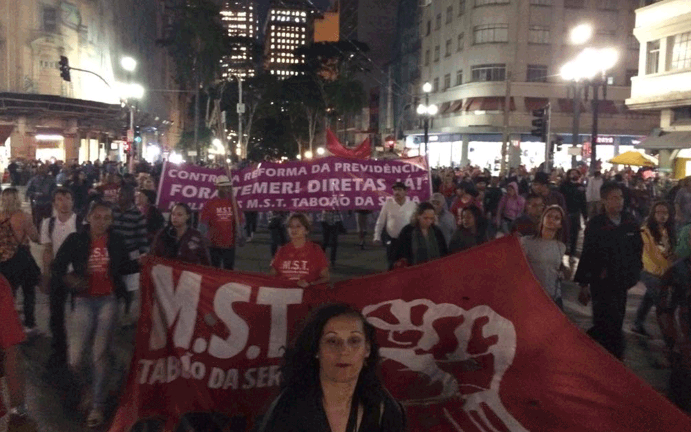 Manifestantes, que protestam contra a terceirização, na Avenida São João (Foto: Paulo Toledo Piza/G1)