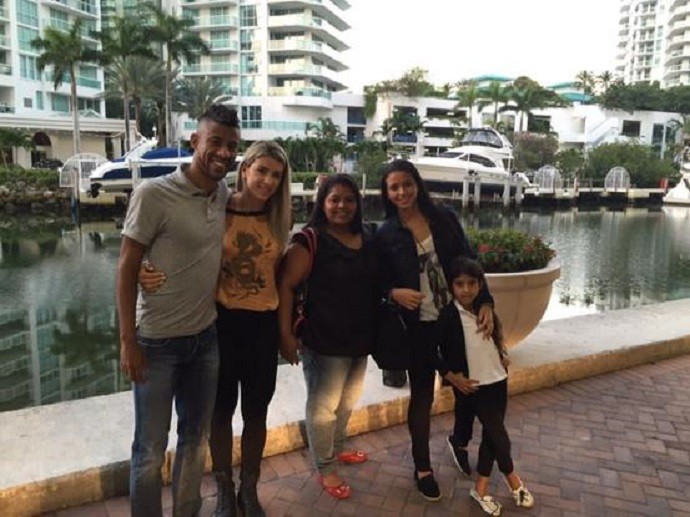 Léo Moura chega a Fort Lauderdale e recebe boas-vindas