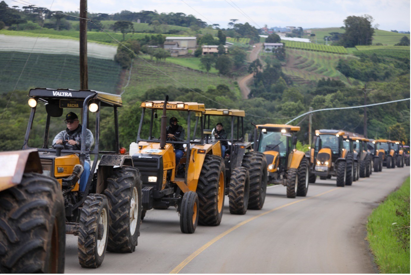 Clientes percorrem o Caminho de Caravaggio com 17 tratores Valtra