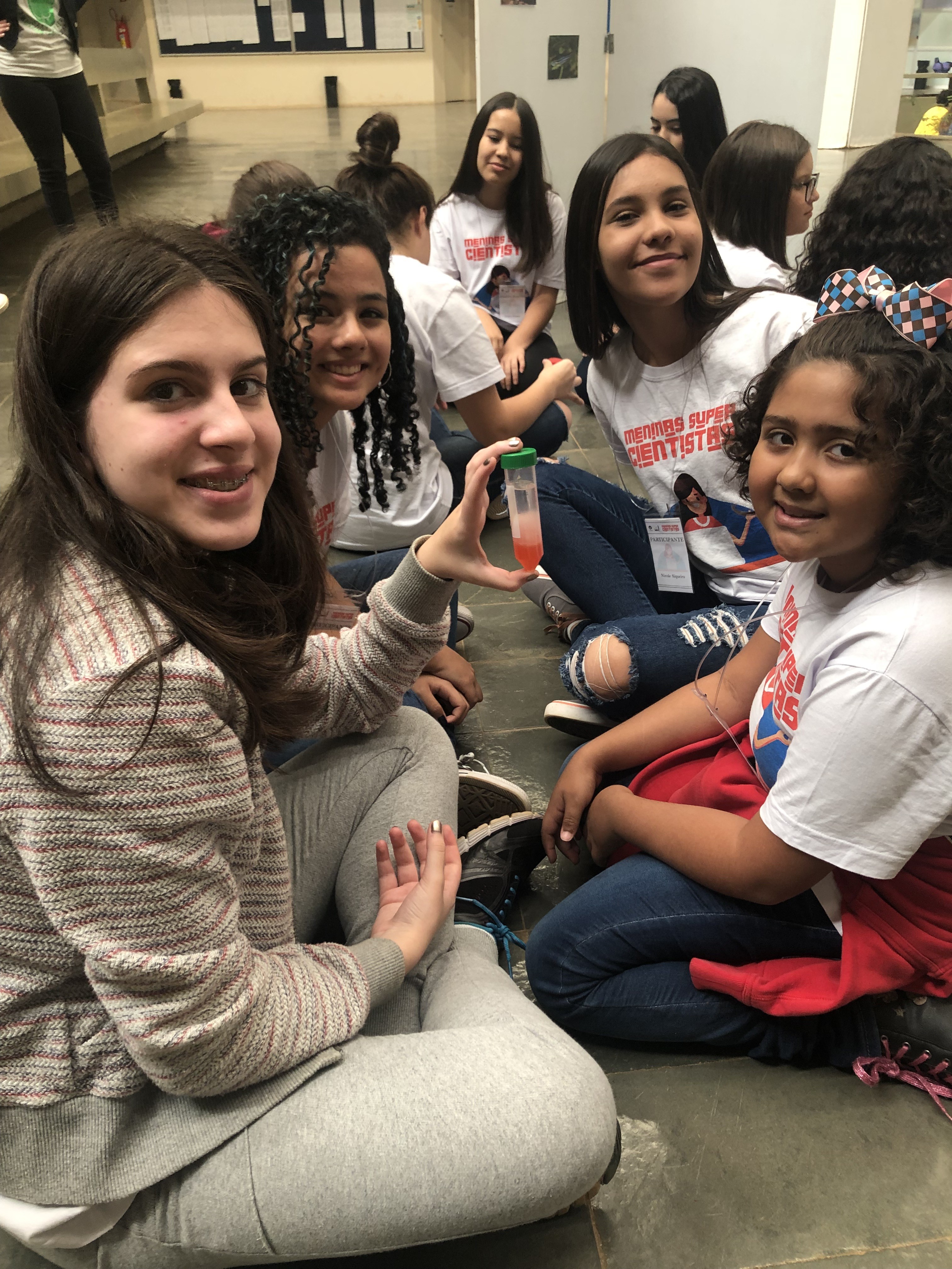 Estudantes participam de aula de extração de DNA de morango (Foto: Tássia Biazon)