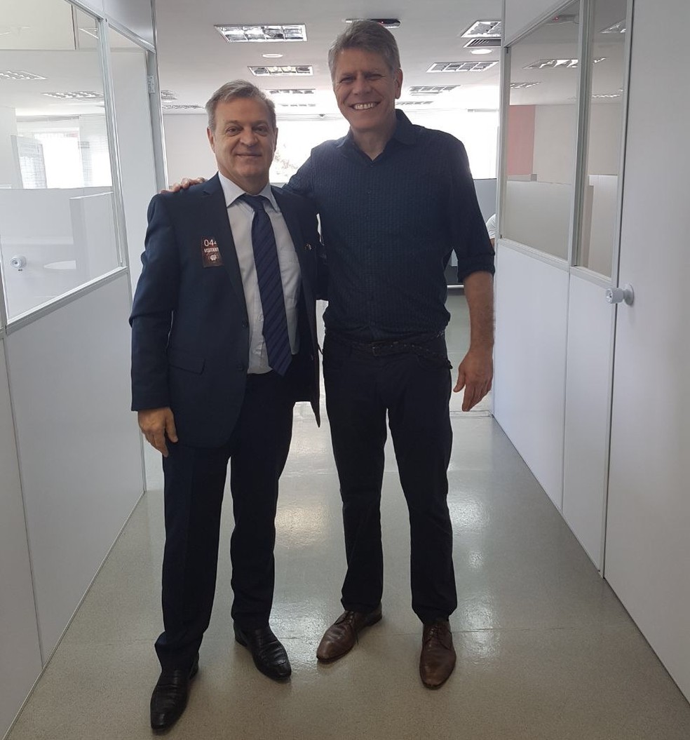 Prodromus Petrides, do Apoel, ao lado do gestor técnico Paulo Autuori, do Atlético-PR (Foto: Bola Press)