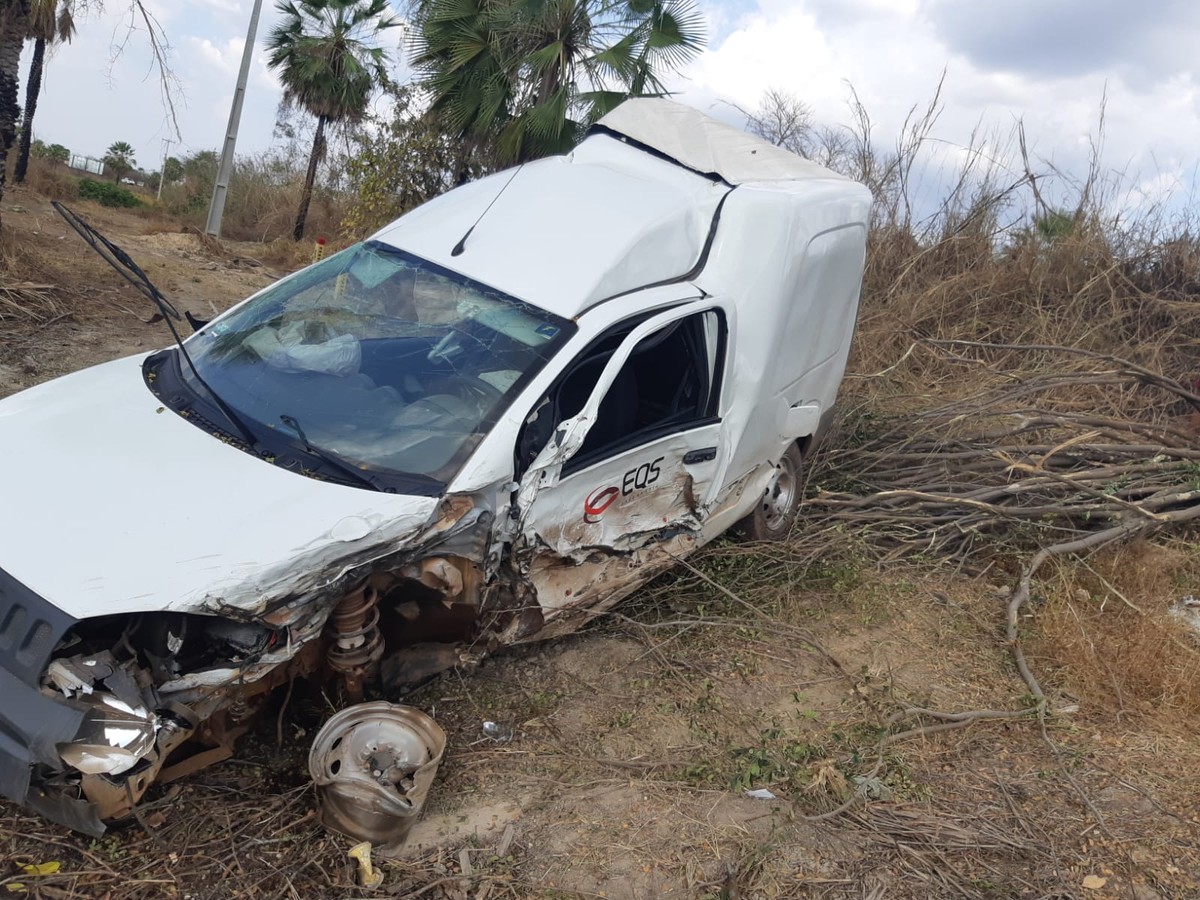 Colisão Envolvendo Dois Caminhões E Um Carro Deixa Dois Feridos Na Br 343 Piauí G1 