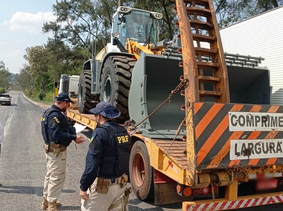 Policiais rodoviários federais durante fiscalização em Minas Gerais — Foto: Polícia Rodoviária Federal/Divulgação
