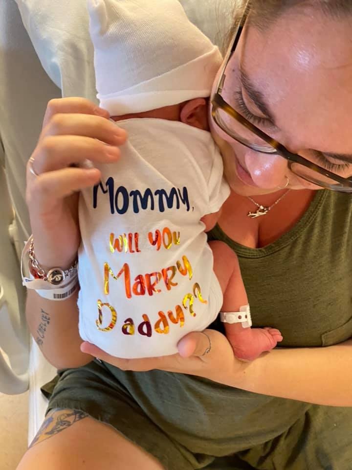Pai usou roupinha de recém-nascido para pedir namorada em casamento (Foto: Reprodução/Facebook/UMass Memorial Medical Center Maternity PFAC)