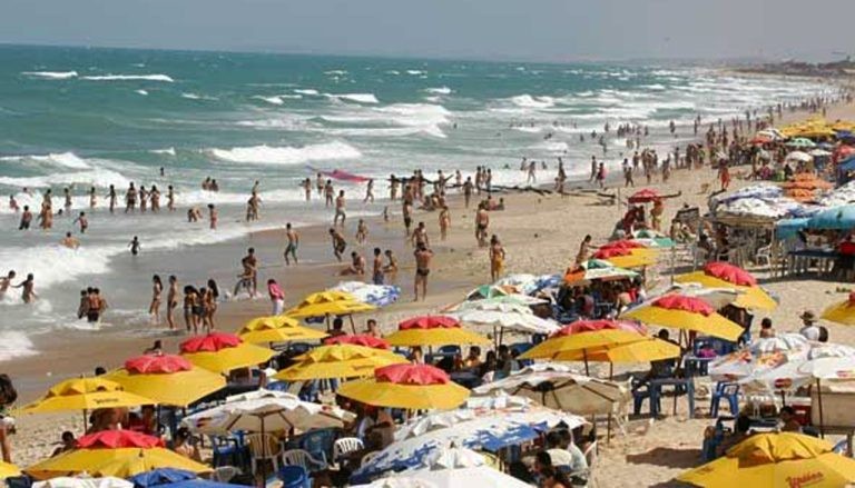 Decon autua 12 barracas de praia e 4 agências de turismo de Fortaleza e Caucaia na Operação Férias