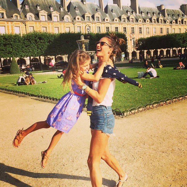 Mãe e filha na Place des Vosges (Foto: Reprodução - Instagram)