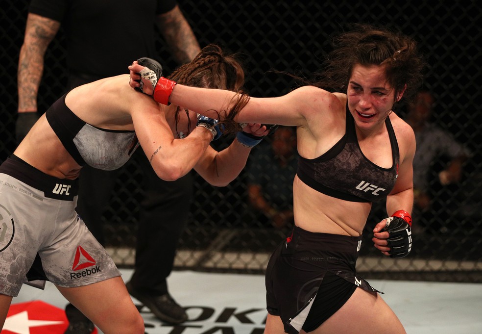 Veronica Macedo (dir.) joga um soco rodado em Bea Malecki (esq.): luta foi franca — Foto: Buda Mendes/Getty Images