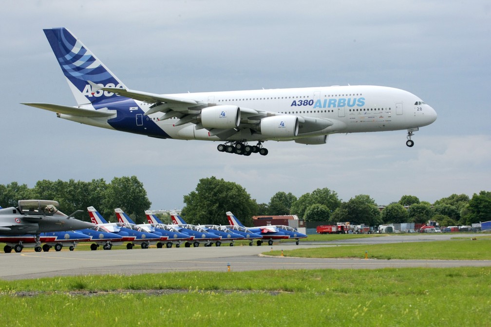 Foto de arquivo de junho de 2009 mostra um Airbus A380 pousando em Paris, na França — Foto: Pierre Verdy/AFP
