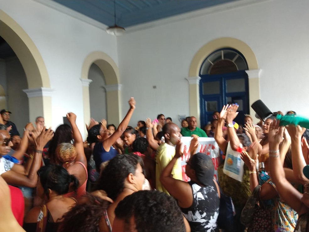 Manifestantes invadiram a sede da prefeitura de Olinda nesta quinta-feira (23), durante protesto por moradia — Foto: Reprodução/WhatsApp