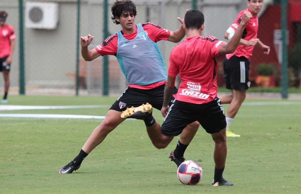 Benítez já treina com o elenco do São Paulo; Crespo analisa jovens de Cotia