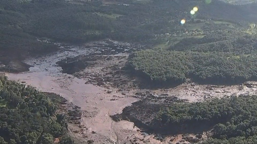 Imagem aérea mostra destruição em Brumadinho após rompimento de uma barragem da mineradora Vale  — Foto: Reprodução/TV Globo