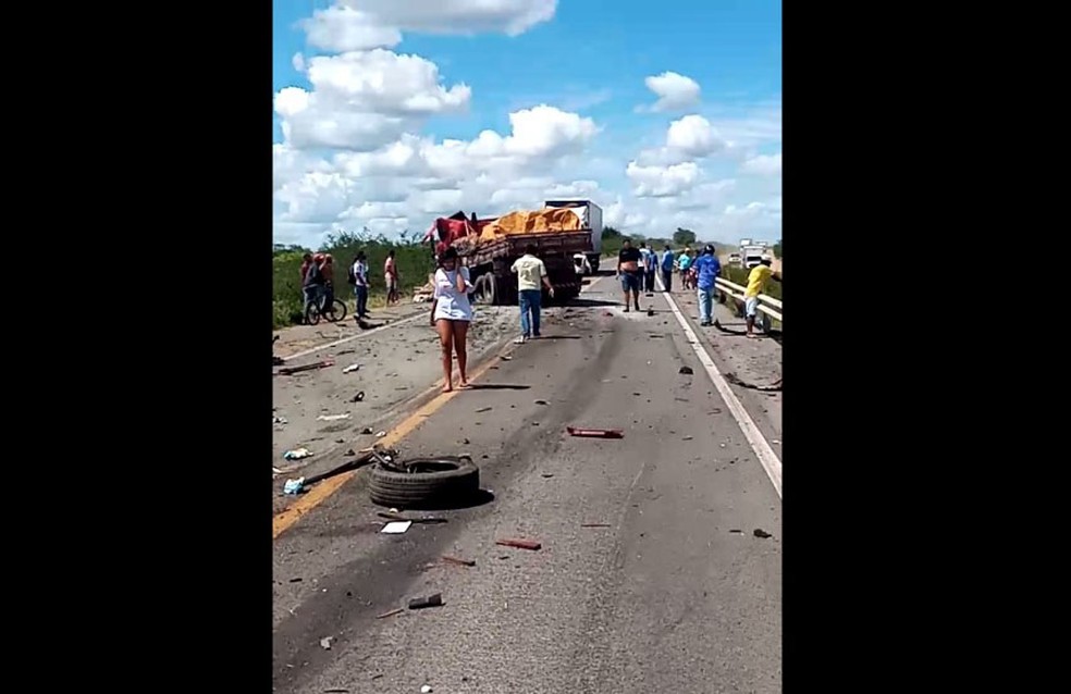 Homem morre após batida entre dois caminhões na BR-116, diz PRF — Foto: Reprodução/Redes Sociais