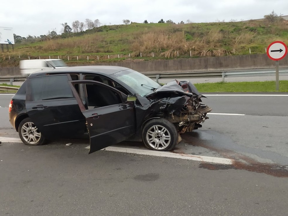 Segundo a polícia, motorista atingiu a traseira de carro parado na rodovia — Foto: Arquivo Pessoal/Eliane Trabachini