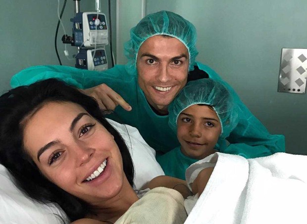 Cristiano Ronaldo e a família (Foto: Reprodução / Instagram)